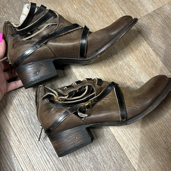 Freebird Brown Strappy Booties Stair - Picture 4 of 7